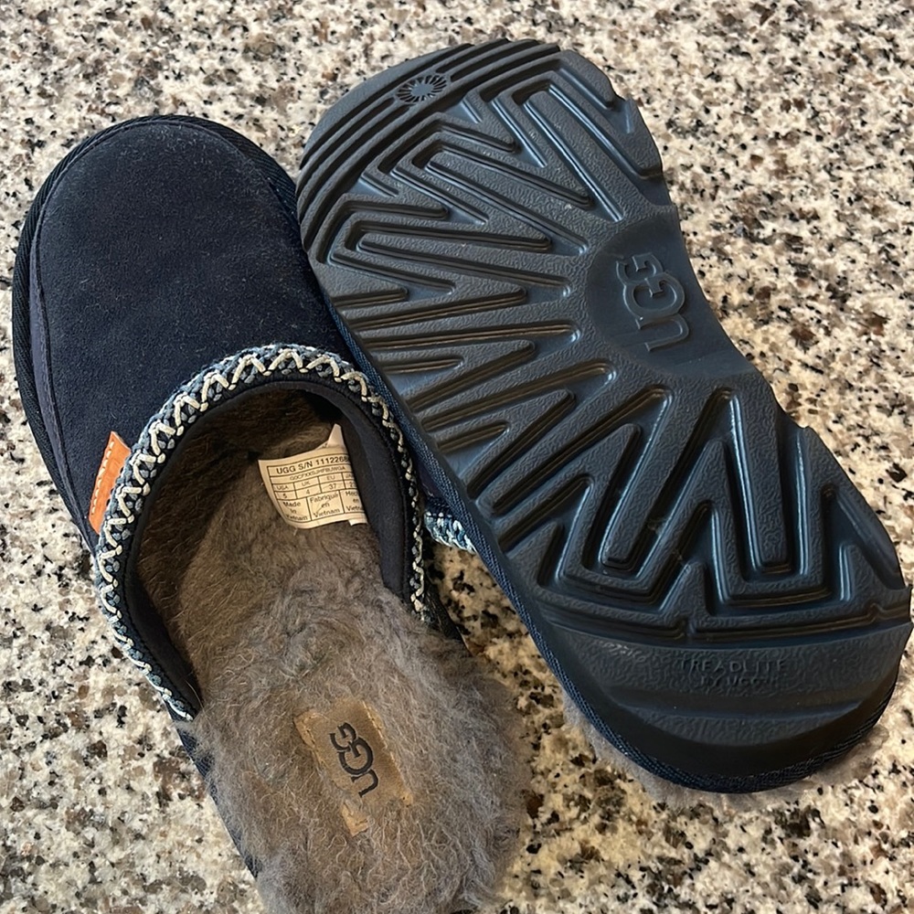 Ugg kids slipper size 5